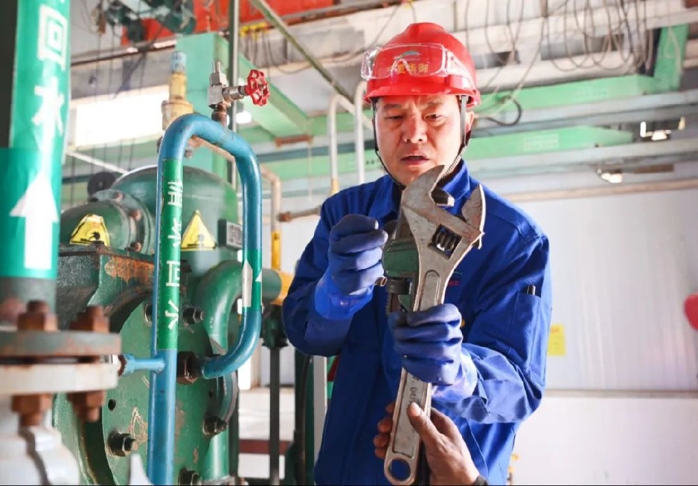 “关键设备新动能”系列报道——氢压机组抢修纪实：团队协作与高效应急的生动展现