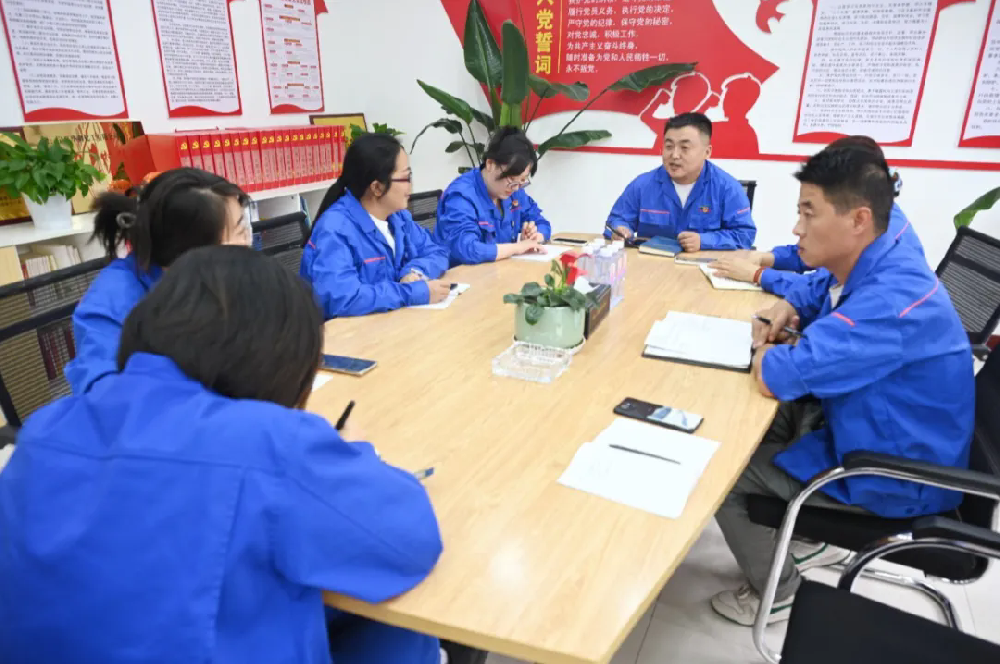 华御化工编辑部召开半年度工作会议